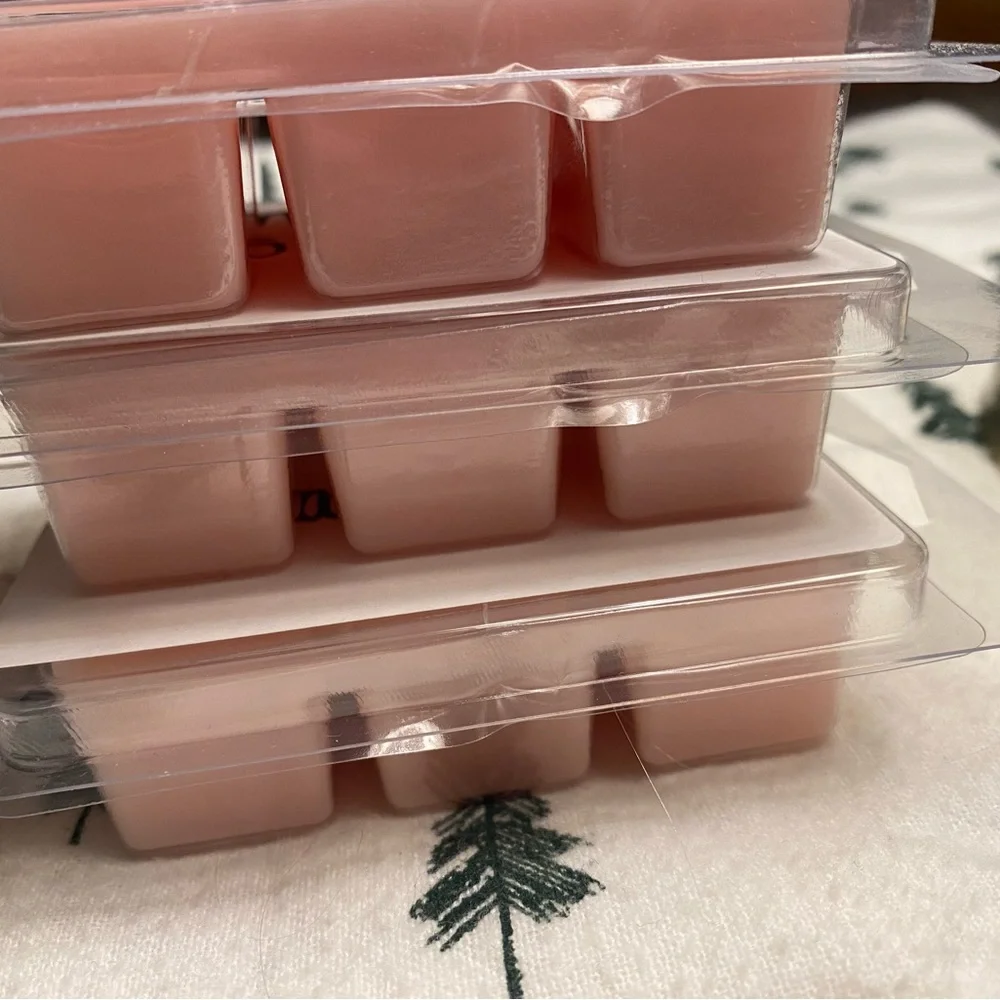3/$13 champagne toast wax melts - Picture 2 of 3
